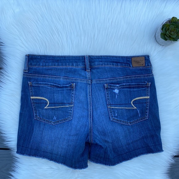 American Eagle medium wash frayed hem denim short - Picture 4 of 4